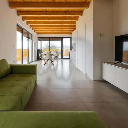 Strtenica In The Vineyard * Pristava pri Mestinju