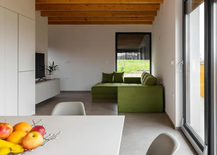 Strtenica In The Vineyard * Pristava pri Mestinju